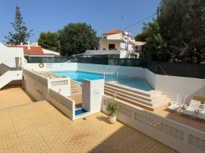 Host Wise - Lively Charming Apartment w Pool